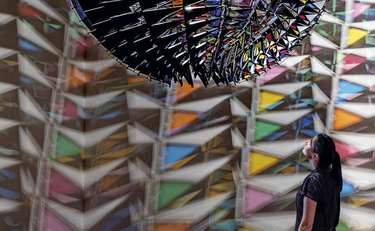 Una de las escultura geométricas de Olafur Eliasson en su exposición de Bilbao. 