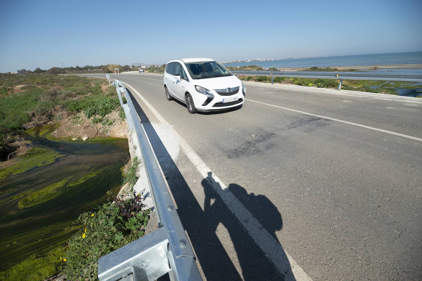 Fotos: Investigan un posible vertido al Mar Menor en la zona del humedal de El Carmolí