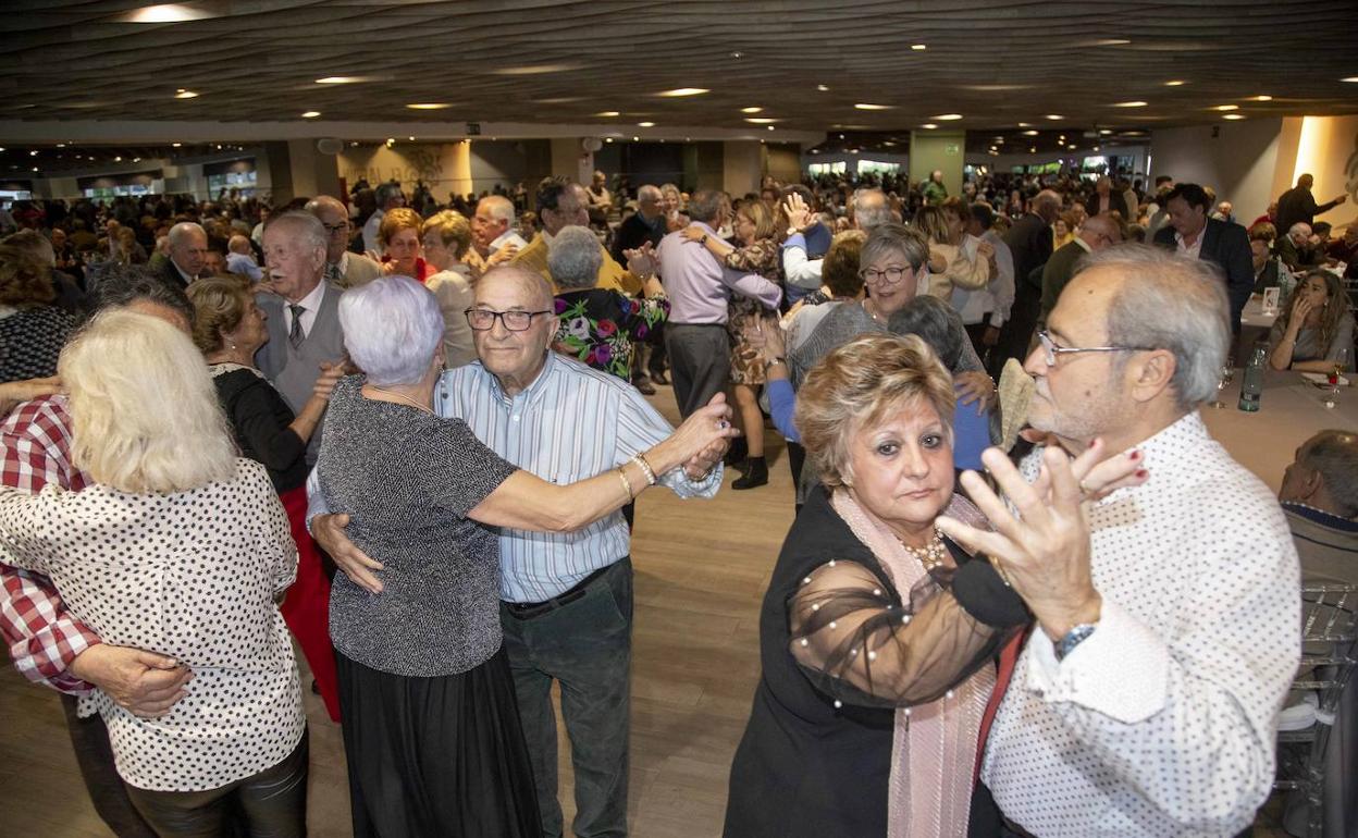 Un grupo de mujeres baila durante la celebración.