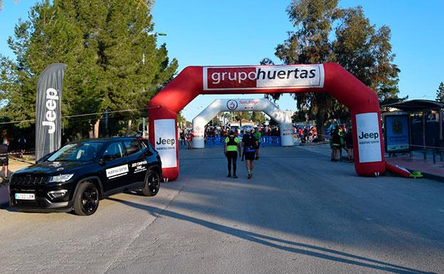 En la línea de meta el Jeep Compass Night Eagle. 