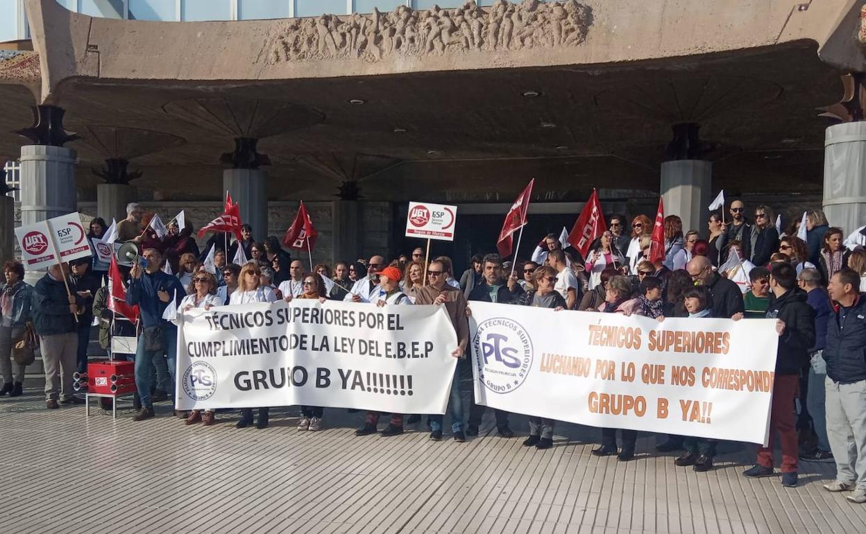 Protesta de los técnicos superiores, este jueves, frente a la Asamblea Regional.