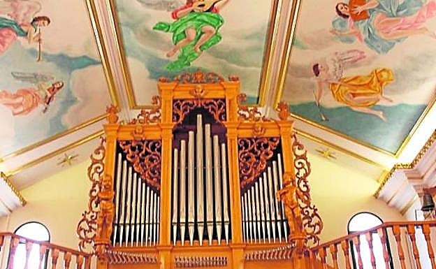 Imagen principal - Arriba, coro de la Ermita de la Virgen de la Huerta, en la pedanía murciana de Los Ramos. Abajo a la izquierda, órgano de la basílica de la Caridad, en Cartagena. Abajo a la derecha, fachada del órgano de la iglesia de Santiago, en Jumilla, sin sus tubos, desaparecidos durante la Guerra Civil.