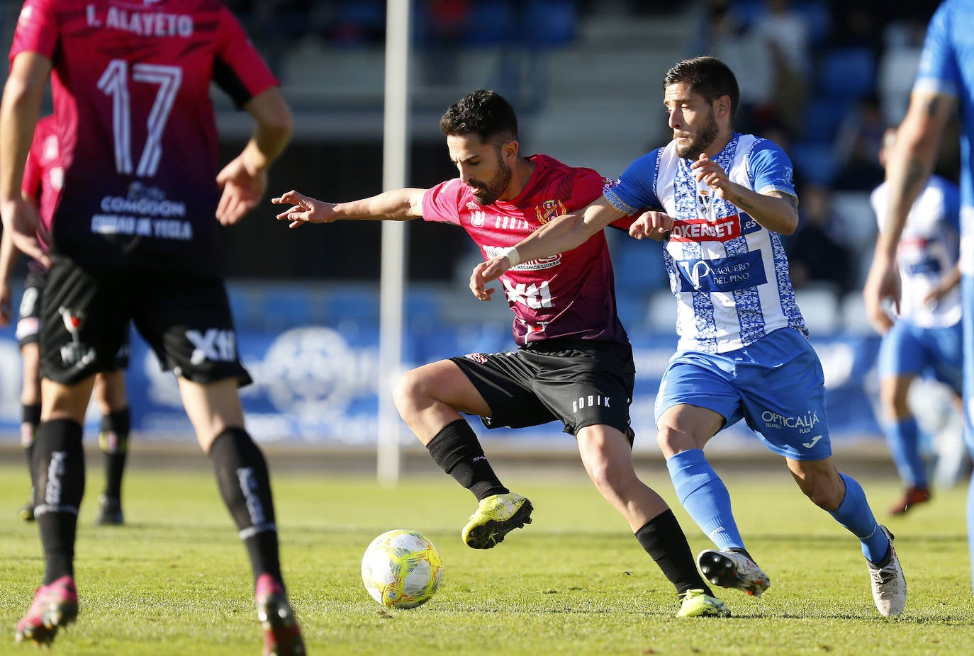 Fotos: El Yeclano frena su caída ante un Talavera solo bullicioso