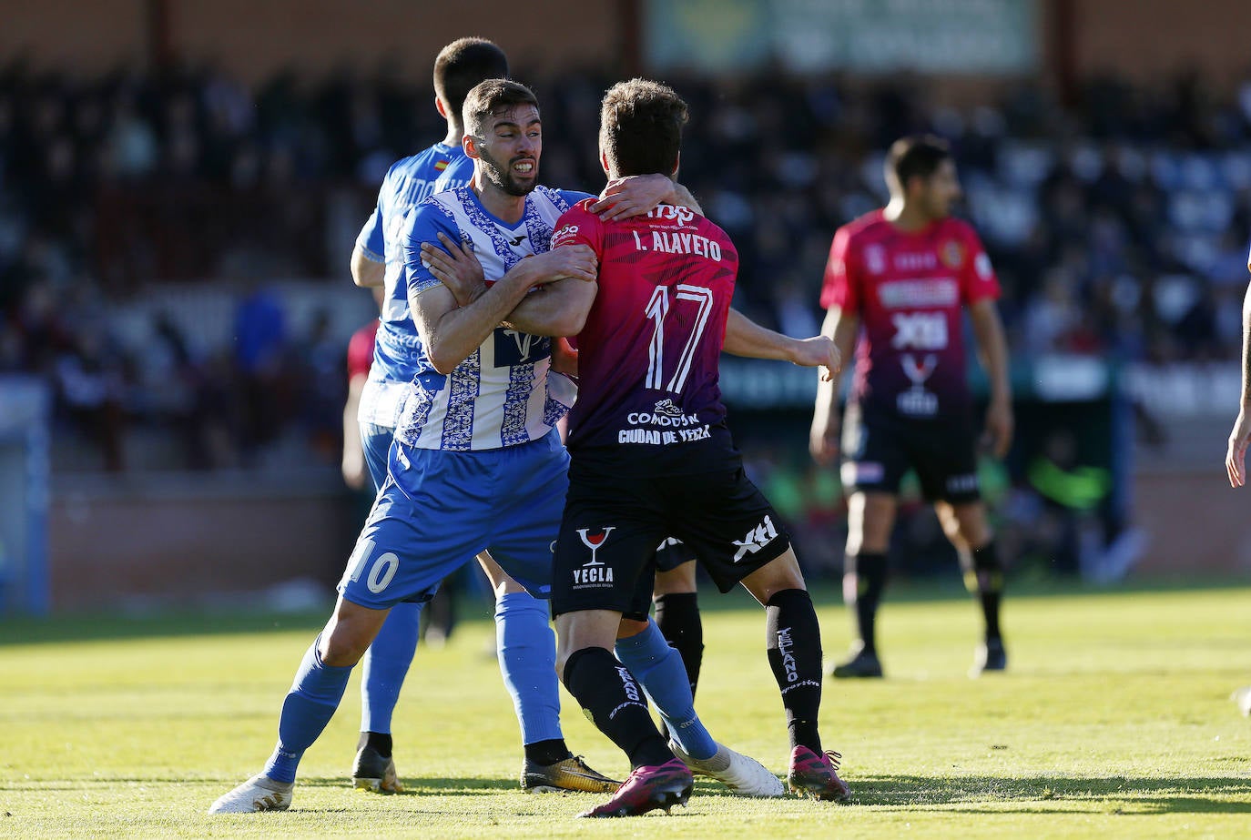 Fotos: El Yeclano frena su caída ante un Talavera solo bullicioso