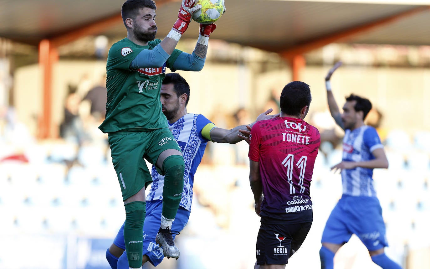 Fotos: El Yeclano frena su caída ante un Talavera solo bullicioso