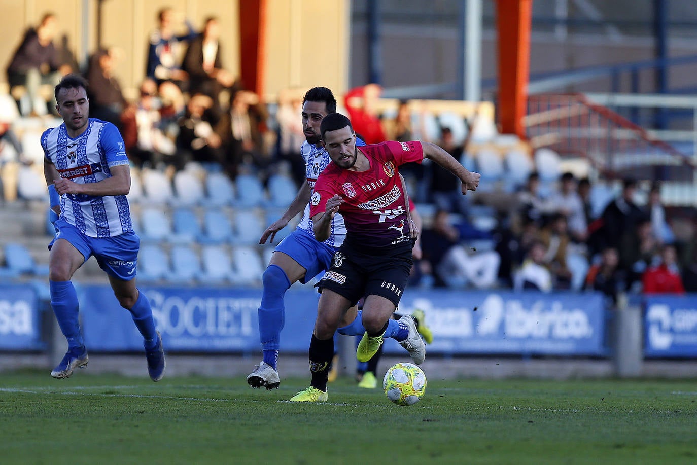 Fotos: El Yeclano frena su caída ante un Talavera solo bullicioso