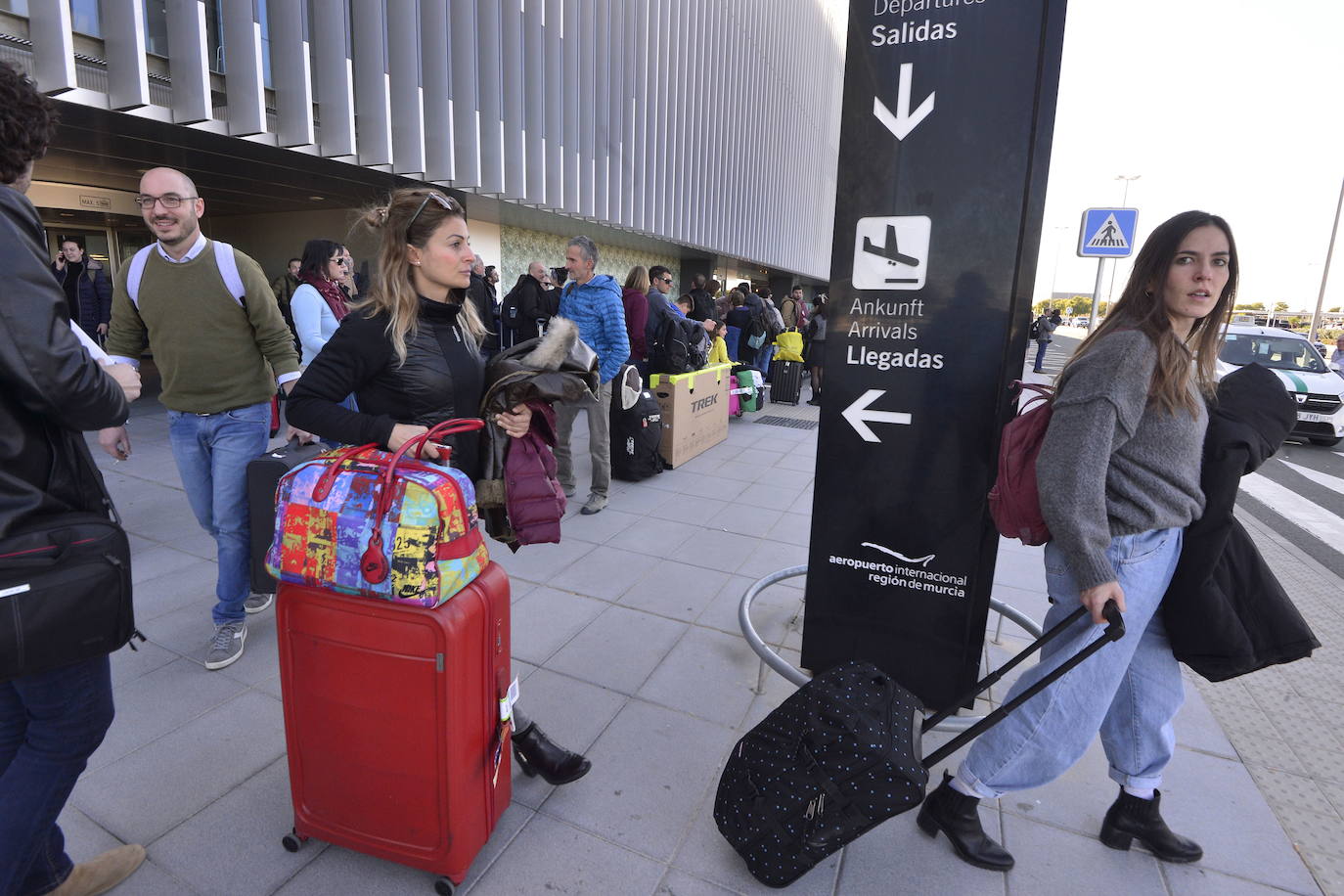 Llegada de viajeros al aeropuerto de Corvera, en una imagen de archivo.