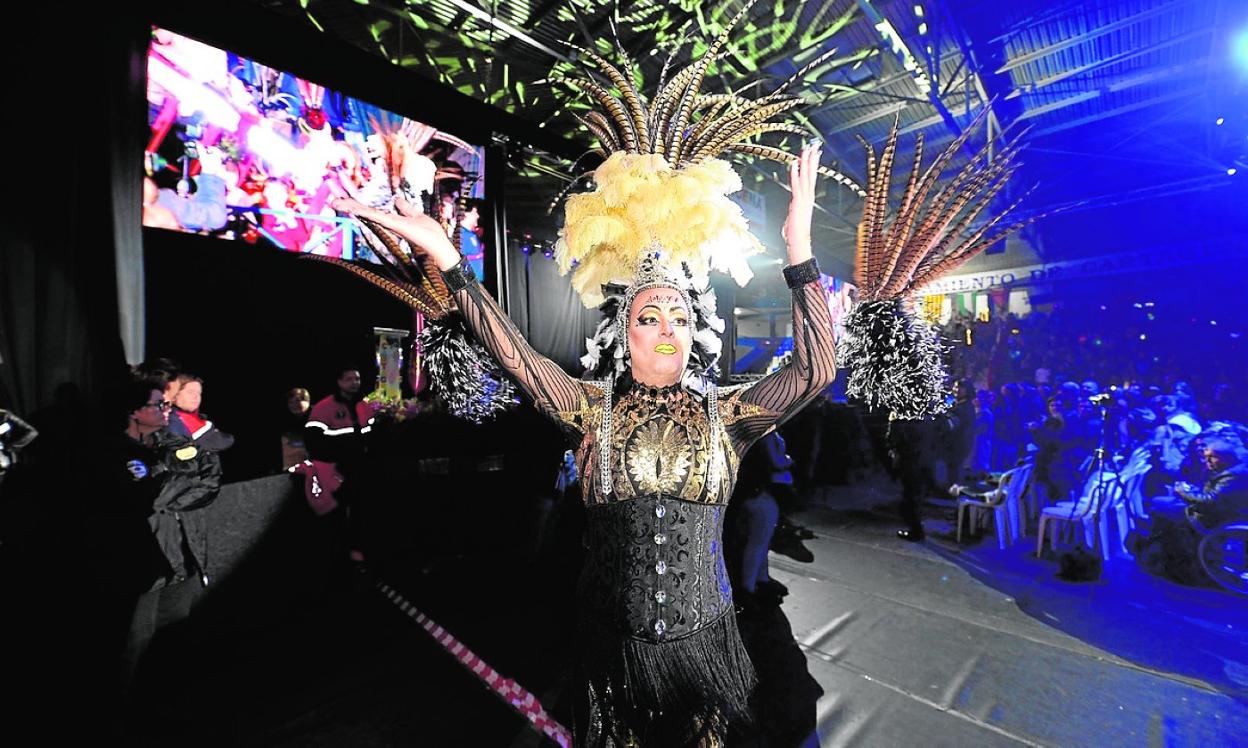 El concejal David Martínez, disfrazado de 'drag queen', tras dar el pregón en el Pabellón Central.