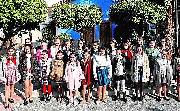 Las candidatas infantiles a Reina de la Huerta, en Los Ramos.