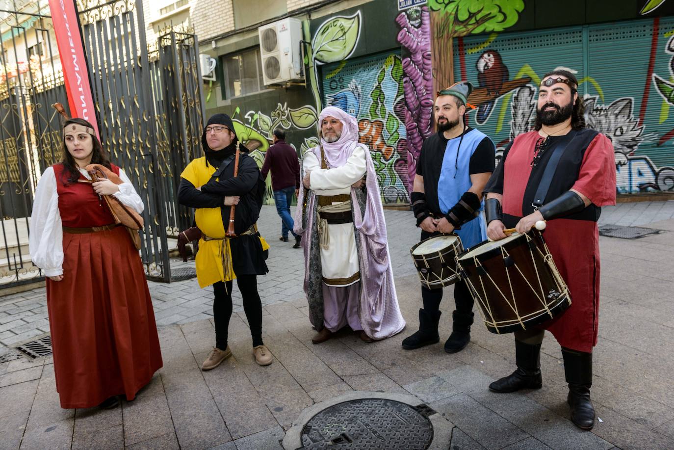 Fotos: Vecinos y turistas disfrutan del nuevo itinerario de la muralla de Murcia