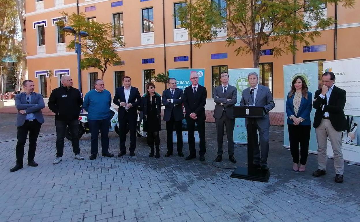 El director del diario LA VERDAD, Alberto Aguirre, comparece en la presentación de 'EcoMobility Murcia 2020' junto al alcalde de Murcia, José Ballesta; la concejal de Movilidad Sostenible y Juventud, Rebeca Pérez, y el concejal de Desarrollo Sostenible y Huerta, Antonio Navarro, este lunes.