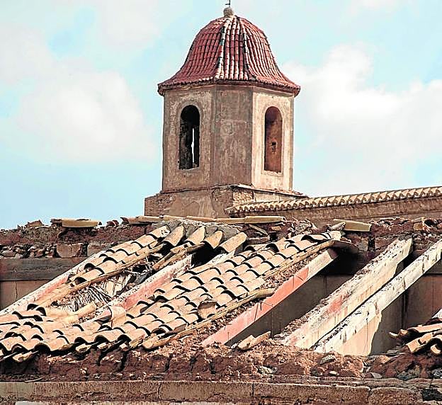 Techo derruido de una de las casas que delimitan la finca.