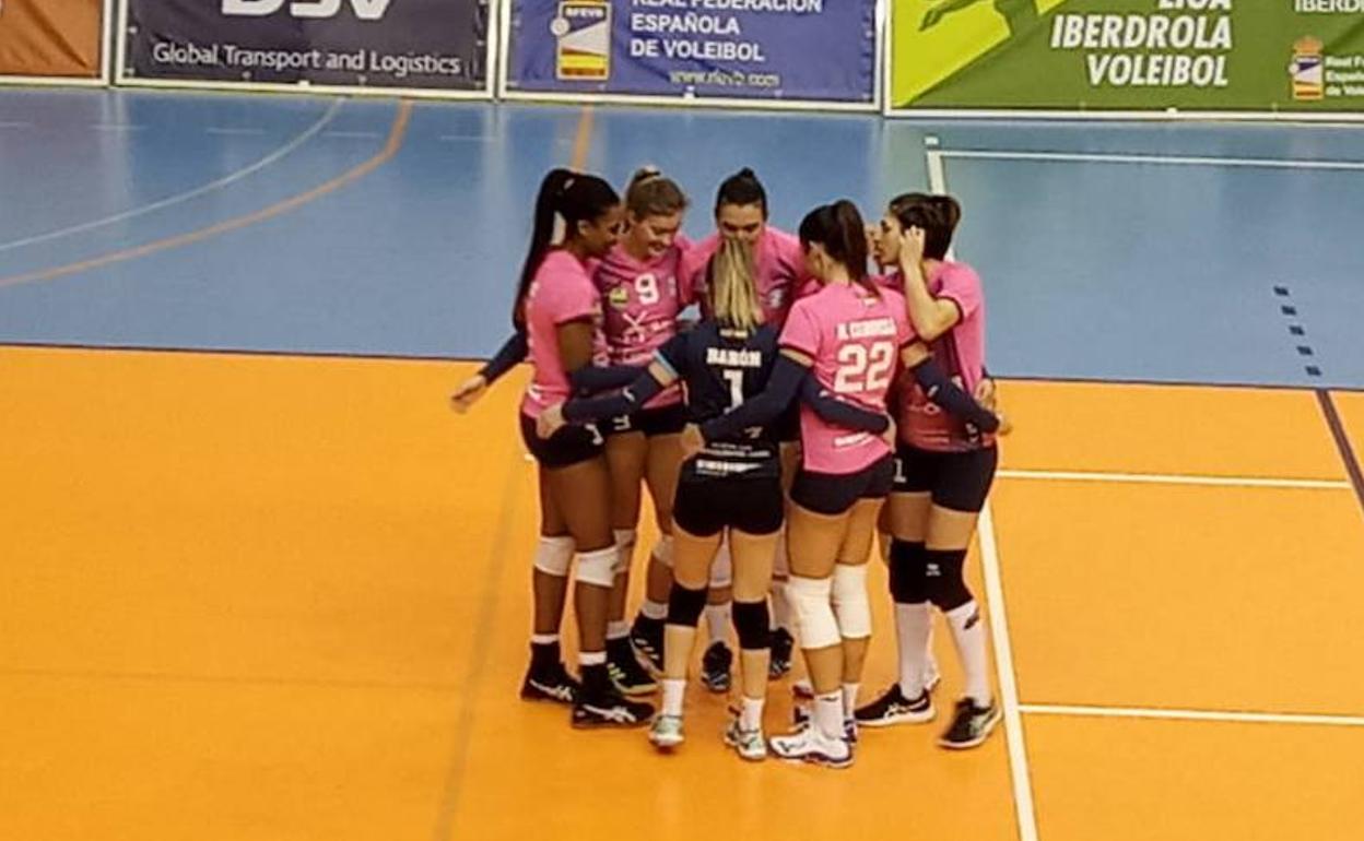Las jugadoras del equipo cartagenero haciendo una piña.