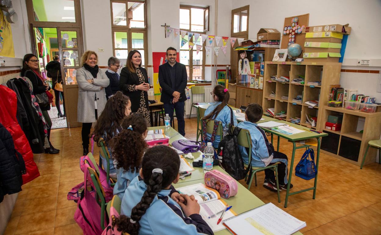 La consejera de Educación, Esperanza Moreno, ayer, durante su visita al colegio Patronato de Cartagena.