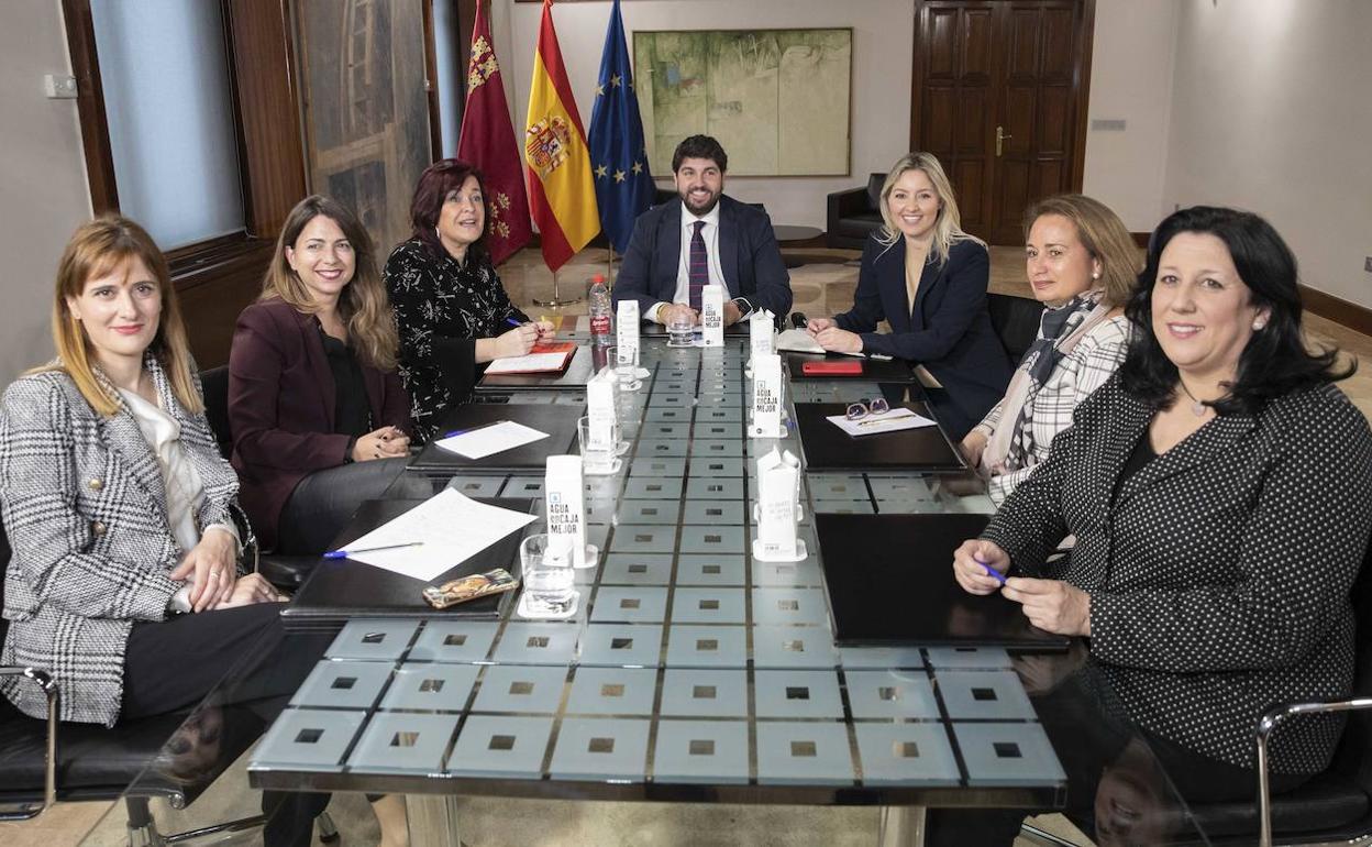 Reunión de López Miras y Martínez Vidal con representantes de la OMEP, este martes.