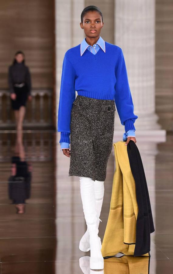 Victoria Beckham va un poco más allá en su desfile de Londres con mangas abullonadas, vestidos fruncidos y largos escotes, y jerseys con aperturas, pero sin perder el característico minimalismo que la define.
