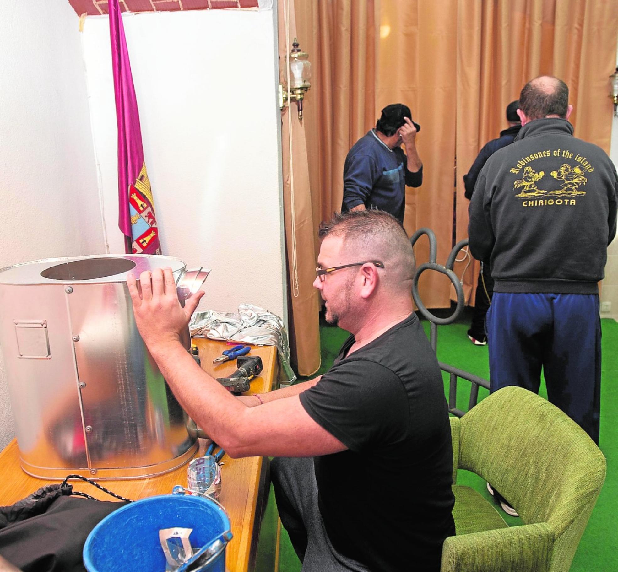 Un miembro de Los Robinsones de la Isla trabaja sobre uno de los complementos del disfraz. 