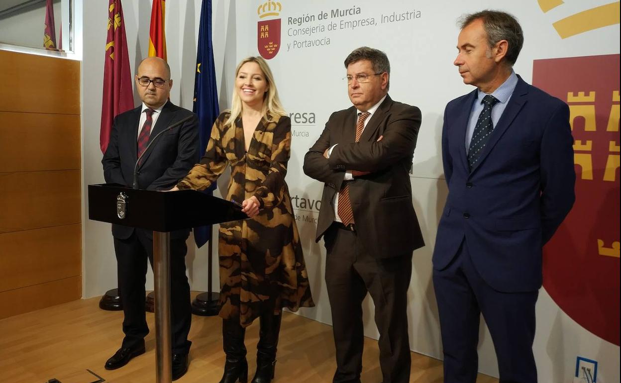 La consejera Ana Martínez Vidal junto a los representantes de las instituciones camerales de Murcia, Cartagena y Lorca, este miércoles.