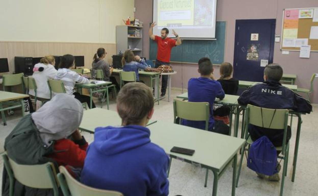 Un grupo de alumnos en un aula en Cartagena, en una fotografía de archivo.