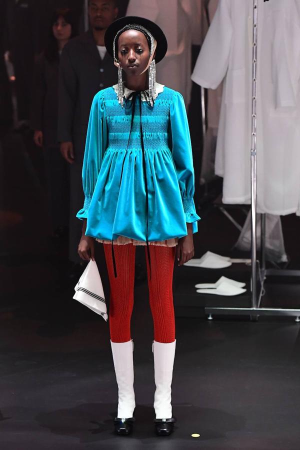 Gucci transforma su desfile en un show y en una oda al trabajo que hay detrás de una colección. En la pasarela de Milán se han visto vestidos de época, diseños estilo años 70, transparencias, colgantes de cruz y todo tipo de accesorios para el cabello como los pañuelos.