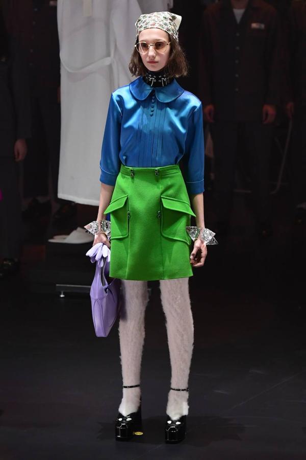 Gucci transforma su desfile en un show y en una oda al trabajo que hay detrás de una colección. En la pasarela de Milán se han visto vestidos de época, diseños estilo años 70, transparencias, colgantes de cruz y todo tipo de accesorios para el cabello como los pañuelos.