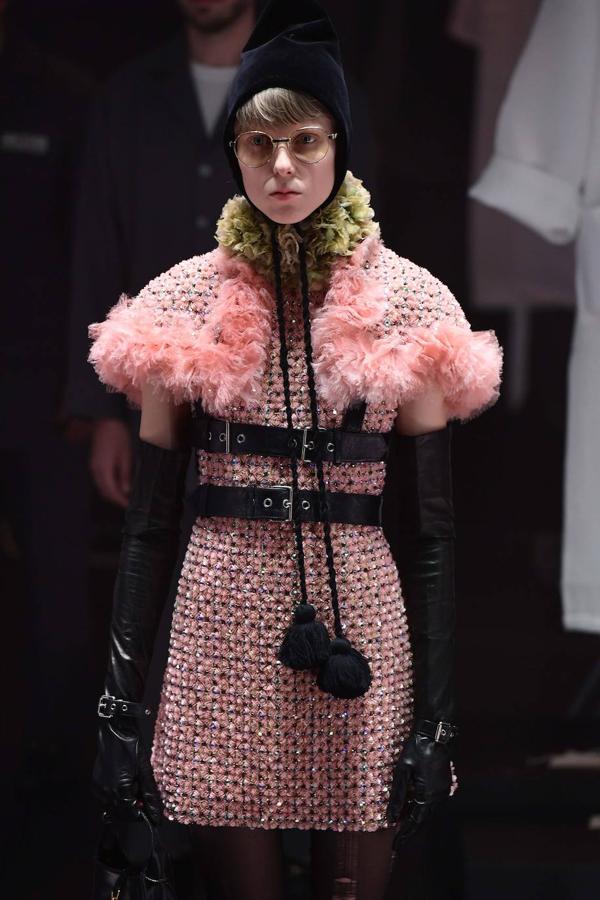 Gucci transforma su desfile en un show y en una oda al trabajo que hay detrás de una colección. En la pasarela de Milán se han visto vestidos de época, diseños estilo años 70, transparencias, colgantes de cruz y todo tipo de accesorios para el cabello como los pañuelos.