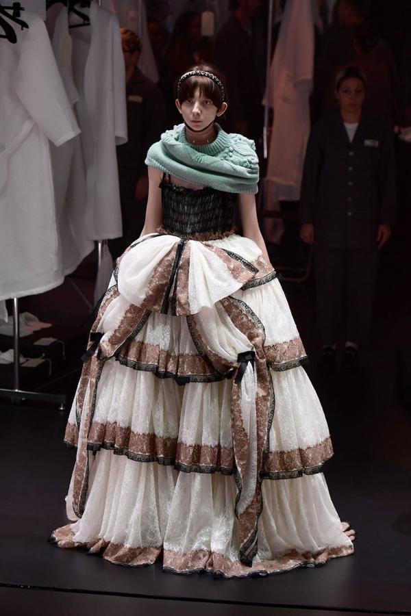 Gucci transforma su desfile en un show y en una oda al trabajo que hay detrás de una colección. En la pasarela de Milán se han visto vestidos de época, diseños estilo años 70, transparencias, colgantes de cruz y todo tipo de accesorios para el cabello como los pañuelos.