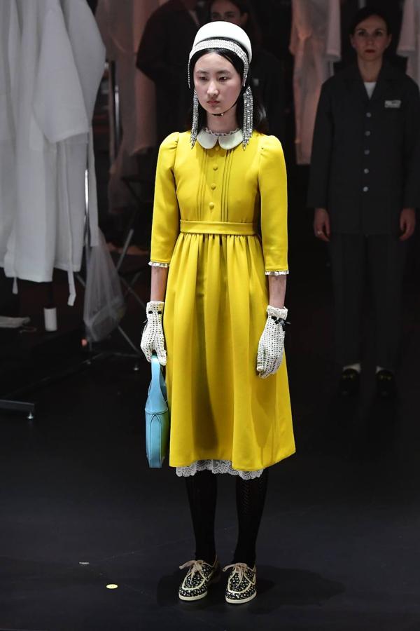 Gucci transforma su desfile en un show y en una oda al trabajo que hay detrás de una colección. En la pasarela de Milán se han visto vestidos de época, diseños estilo años 70, transparencias, colgantes de cruz y todo tipo de accesorios para el cabello como los pañuelos.