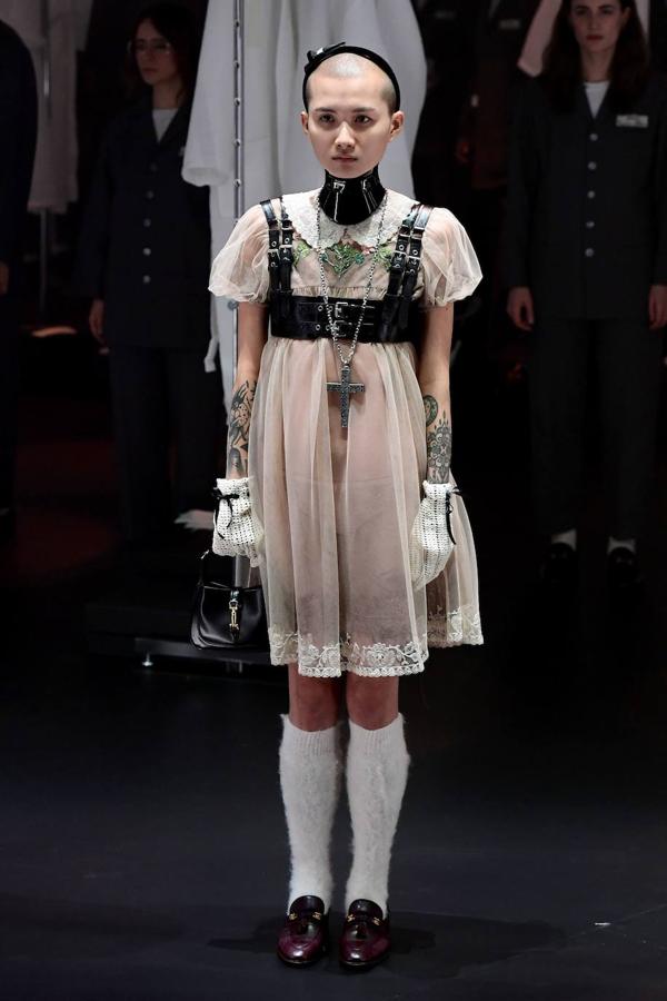 Gucci transforma su desfile en un show y en una oda al trabajo que hay detrás de una colección. En la pasarela de Milán se han visto vestidos de época, diseños estilo años 70, transparencias, colgantes de cruz y todo tipo de accesorios para el cabello como los pañuelos.