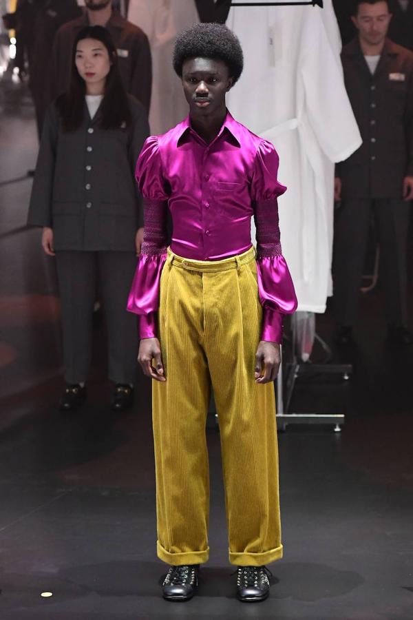 Gucci transforma su desfile en un show y en una oda al trabajo que hay detrás de una colección. En la pasarela de Milán se han visto vestidos de época, diseños estilo años 70, transparencias, colgantes de cruz y todo tipo de accesorios para el cabello como los pañuelos.