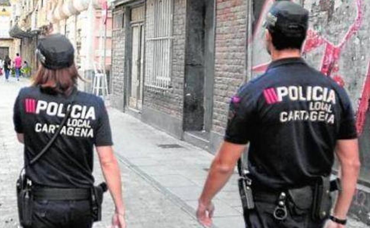 Dos agentes de la Policía Local de Cartagena, en una imagen de archivo.