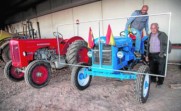 Juan A. Pedreño y su hijo Diego muestran en Pozo Estrecho el tractor que encabezará la marcha. 