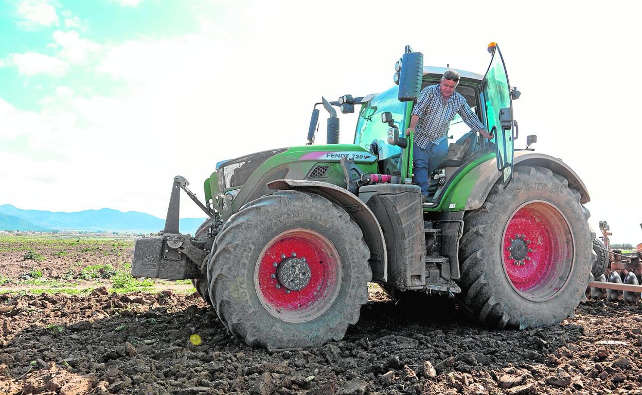 Antonio Segura, agricultor de Lorca, baja del tractor con el que asistirá hoy a la manifestación de Murcia. 