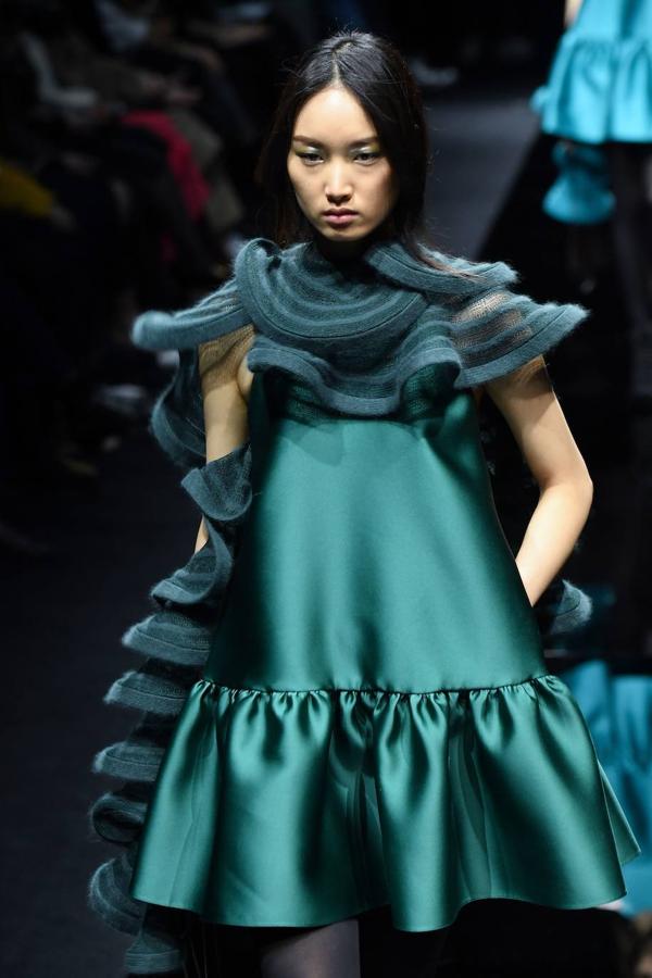 El verde, azul y negro protagonizan el desfile de Emporio Armani en la fashion week. Sobre terciopelo, en blusas, vestidos y tops los tres colores cogen forma en la pasarela.