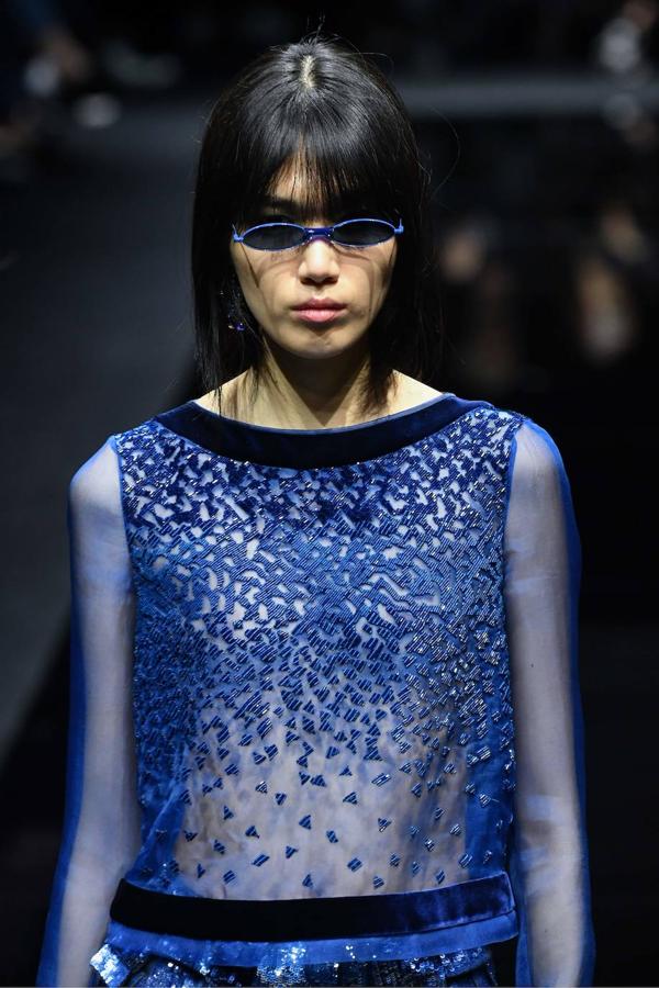 El verde, azul y negro protagonizan el desfile de Emporio Armani en la fashion week. Sobre terciopelo, en blusas, vestidos y tops los tres colores cogen forma en la pasarela.