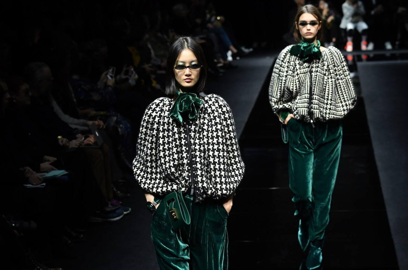 El verde, azul y negro protagonizan el desfile de Emporio Armani en la fashion week. Sobre terciopelo, en blusas, vestidos y tops los tres colores cogen forma en la pasarela.