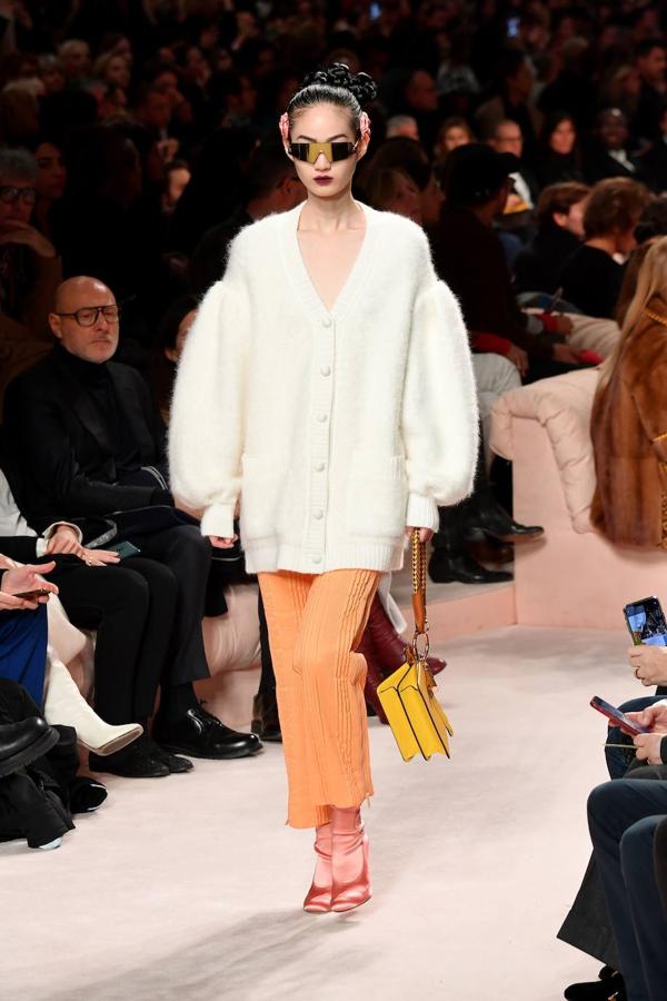 Fendi lleva la tendencia de las mangas abullonadas al extremo en jerseys, chaquetas y abrigos. El cuero y los colores pastel toman presencia también en su nueva colección presentada en Milán.