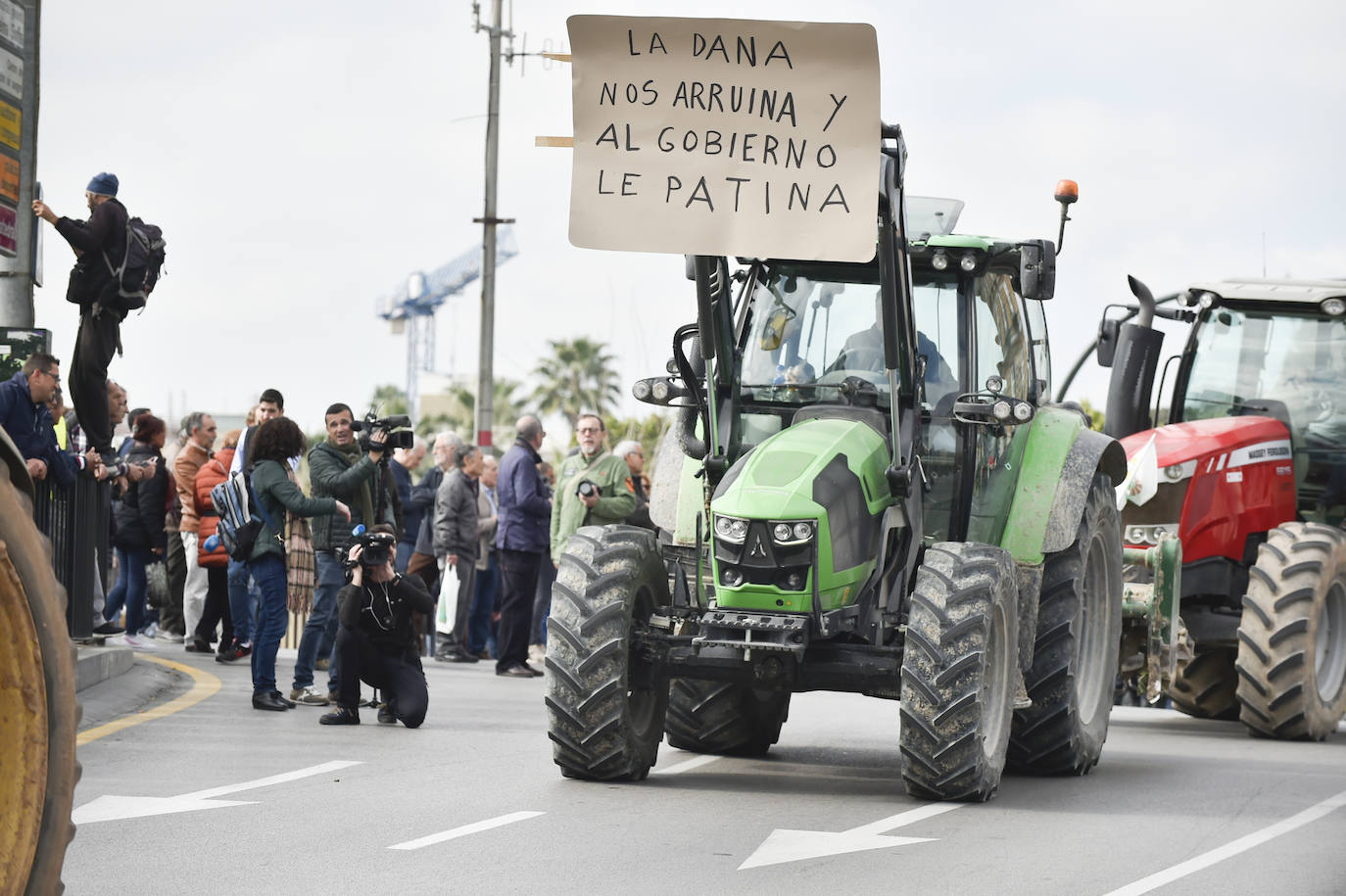 El sector agricola y ganadero ha llevado sus exigencias a la calle con pancartas de todo tipo pidiendo más ayudas a los políticos y una regulación que mejore sus condiciones