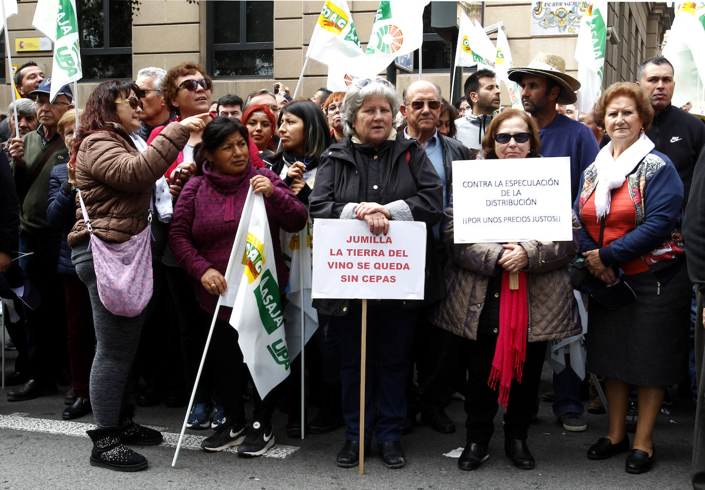 El sector agricola y ganadero ha llevado sus exigencias a la calle con pancartas de todo tipo pidiendo más ayudas a los políticos y una regulación que mejore sus condiciones