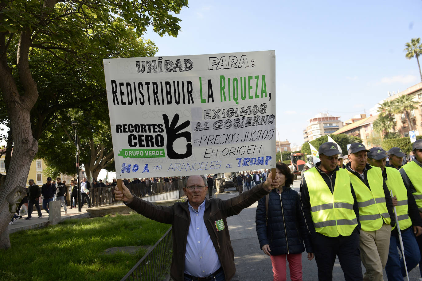 El sector agricola y ganadero ha llevado sus exigencias a la calle con pancartas de todo tipo pidiendo más ayudas a los políticos y una regulación que mejore sus condiciones