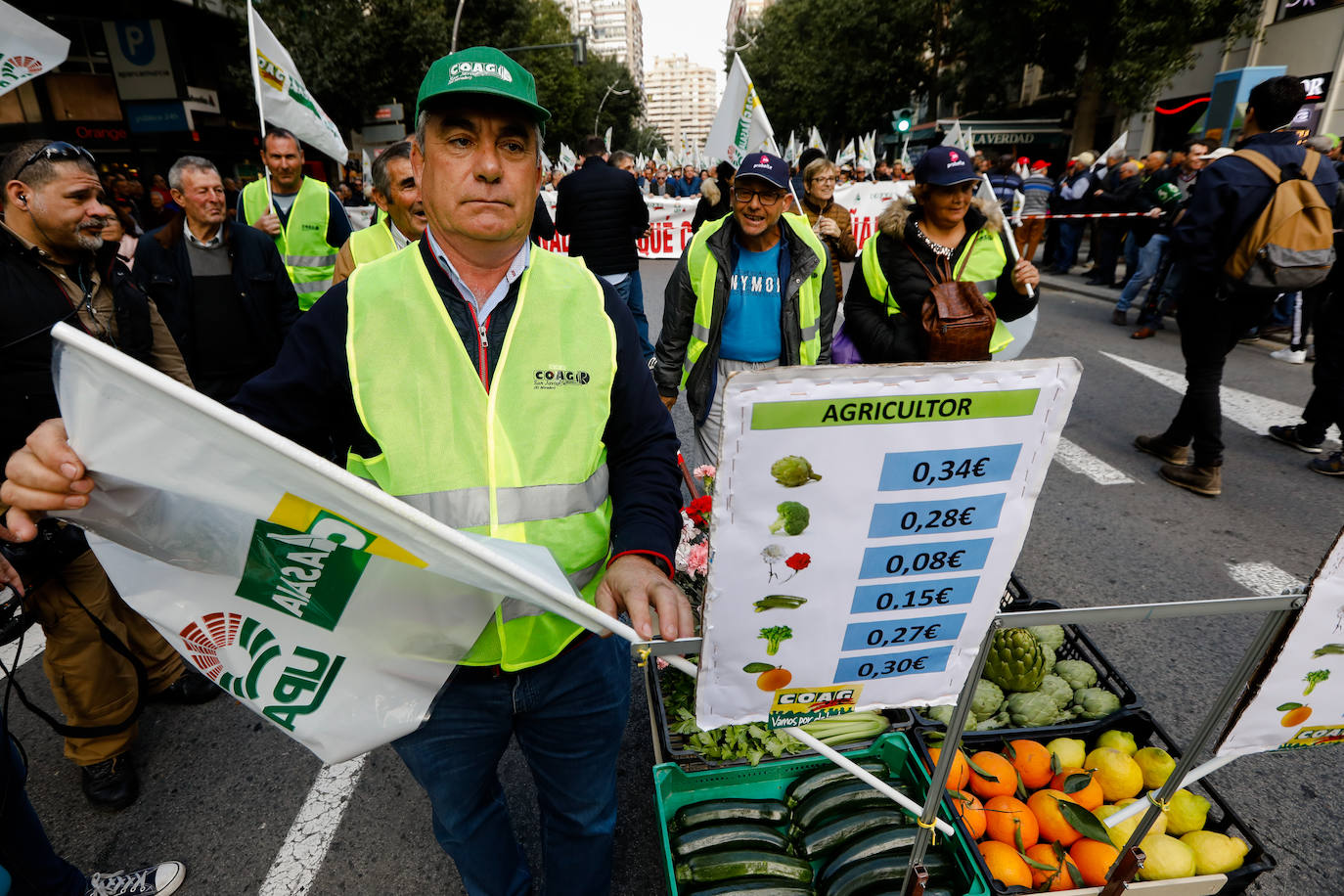 El sector agricola y ganadero ha llevado sus exigencias a la calle con pancartas de todo tipo pidiendo más ayudas a los políticos y una regulación que mejore sus condiciones