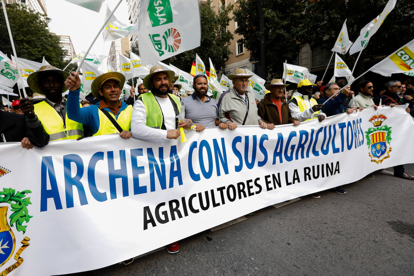 El sector agricola y ganadero ha llevado sus exigencias a la calle con pancartas de todo tipo pidiendo más ayudas a los políticos y una regulación que mejore sus condiciones