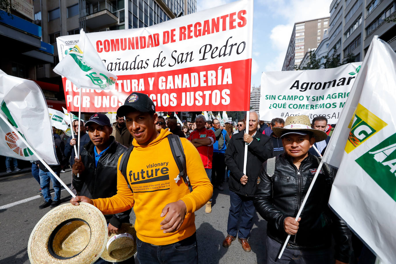 El sector agricola y ganadero ha llevado sus exigencias a la calle con pancartas de todo tipo pidiendo más ayudas a los políticos y una regulación que mejore sus condiciones