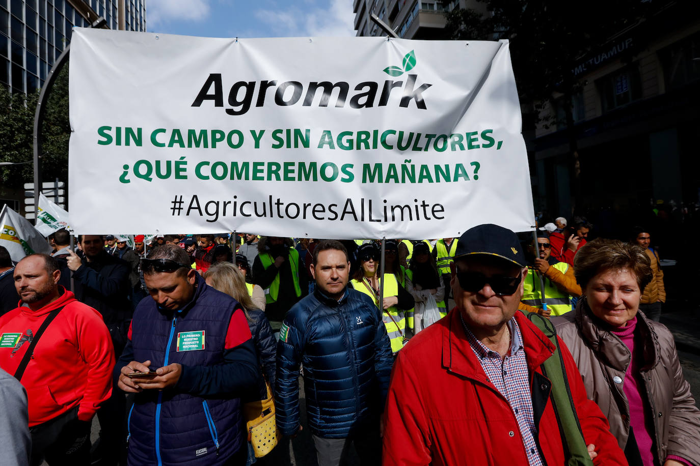 El sector agricola y ganadero ha llevado sus exigencias a la calle con pancartas de todo tipo pidiendo más ayudas a los políticos y una regulación que mejore sus condiciones