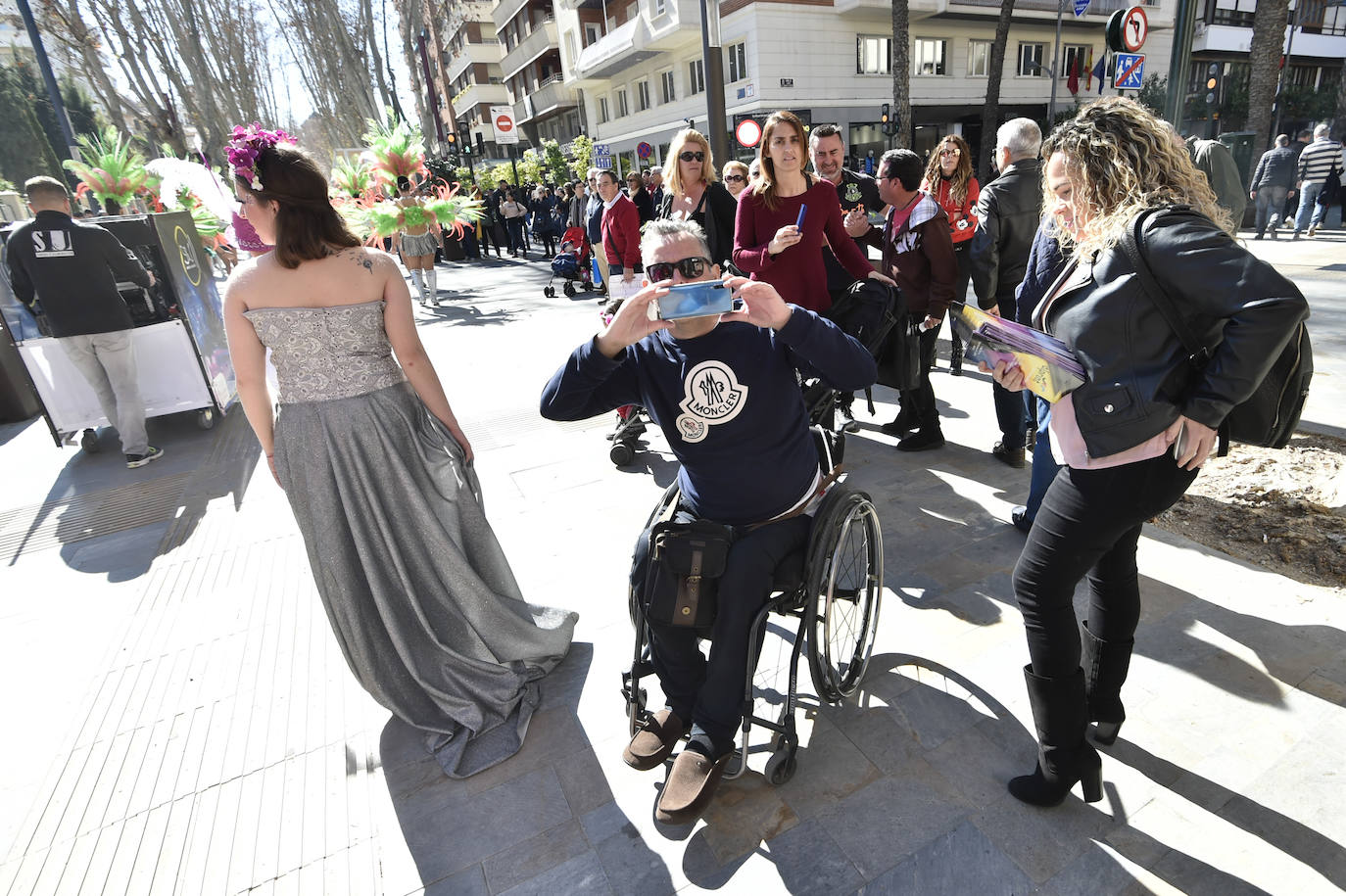 Por megafonía y entre canciones, invitaban a conocer sus fiestas, en especial el desfile de piñata del próximo domingo 1 de marzo.