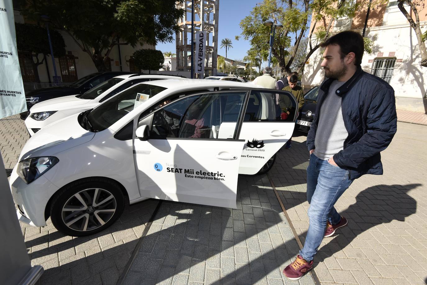 La jornada, que se celebra hoy en el Cuartel de Artillería desde las 11 a las 21 horas, dará a conocer los beneficios de los vehículos ECO para las personas y el medio ambiente.