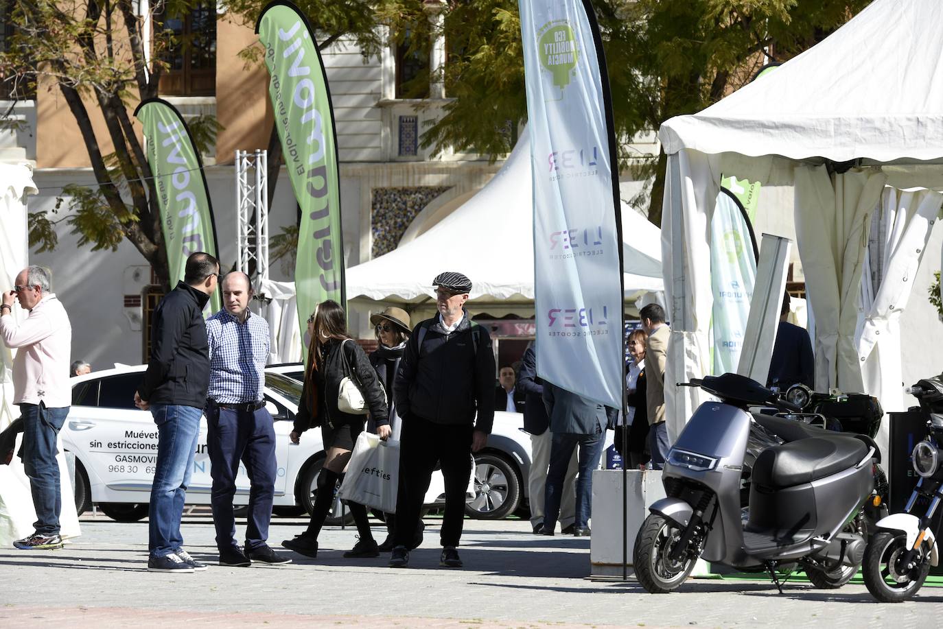 La jornada, que se celebra hoy en el Cuartel de Artillería desde las 11 a las 21 horas, dará a conocer los beneficios de los vehículos ECO para las personas y el medio ambiente.