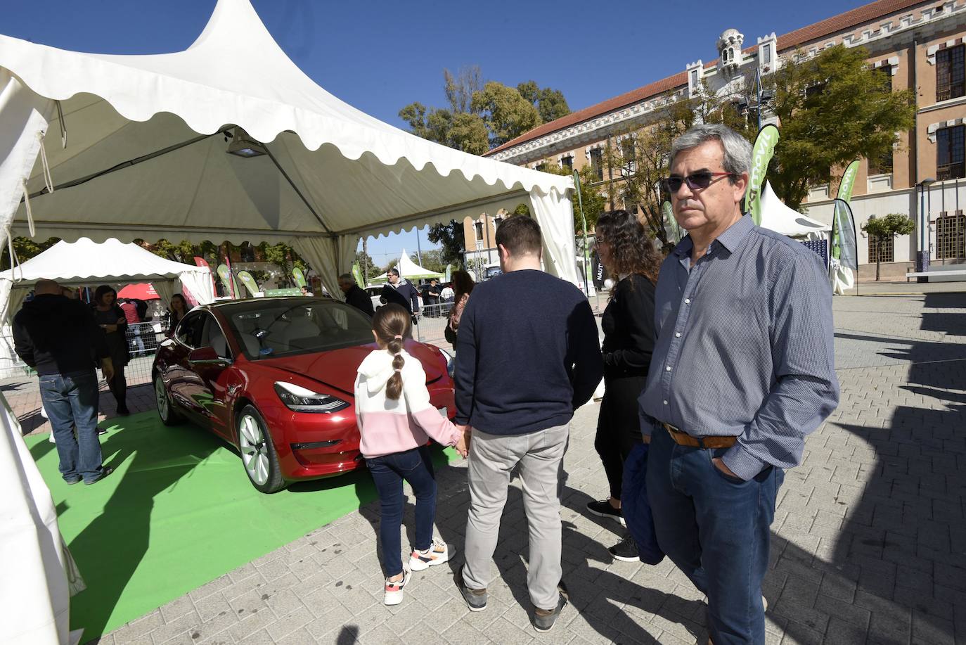 La jornada, que se celebra hoy en el Cuartel de Artillería desde las 11 a las 21 horas, dará a conocer los beneficios de los vehículos ECO para las personas y el medio ambiente.