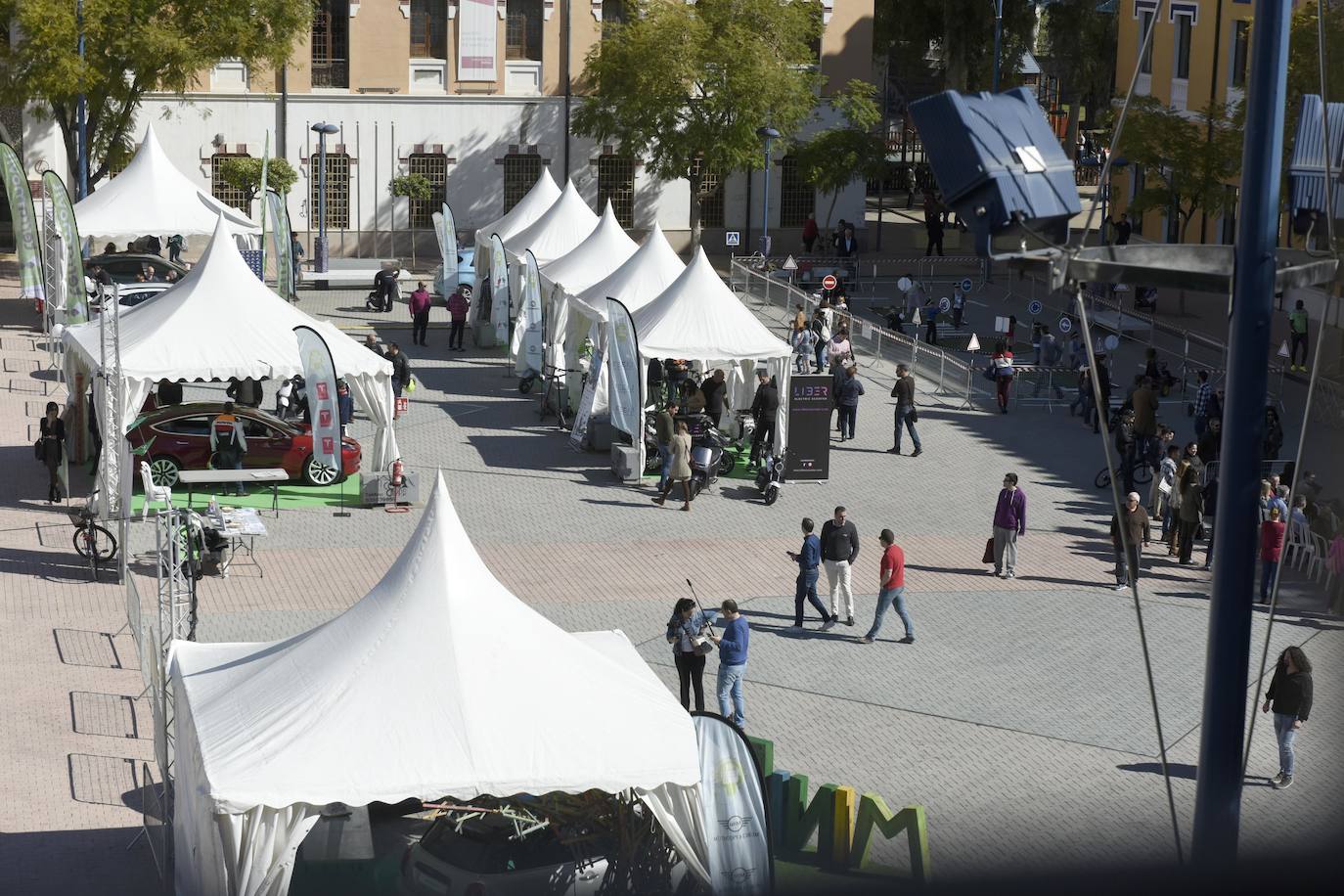 La jornada, que se celebra hoy en el Cuartel de Artillería desde las 11 a las 21 horas, dará a conocer los beneficios de los vehículos ECO para las personas y el medio ambiente.