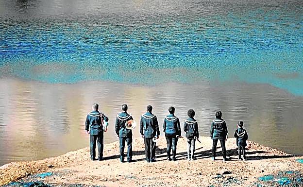 Imagen principal - Arriba, 'Flota 1 (Mañana)', de Alfonso Albacete; en el medio, 'Luo Ternus I', de Nico Munuera; abajo, imagen del vídeo 'Helicon', de Fito Conesa.